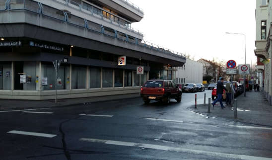 Ausschnitt einer Straßenkreuzung mit einem roten Auto an der Galatea-Anlage